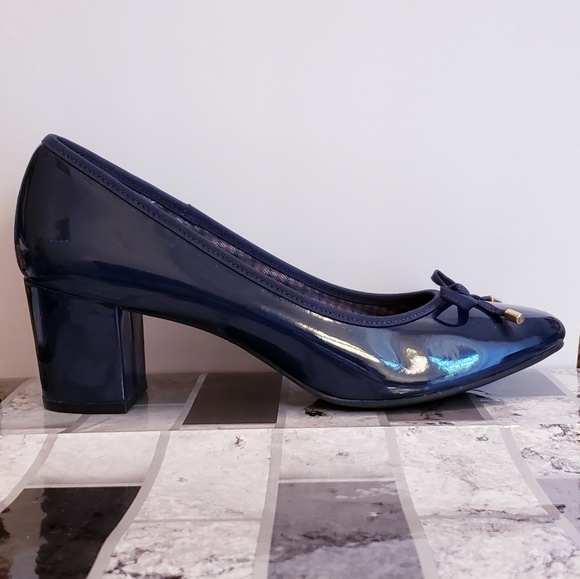 comfortable navy pumps
